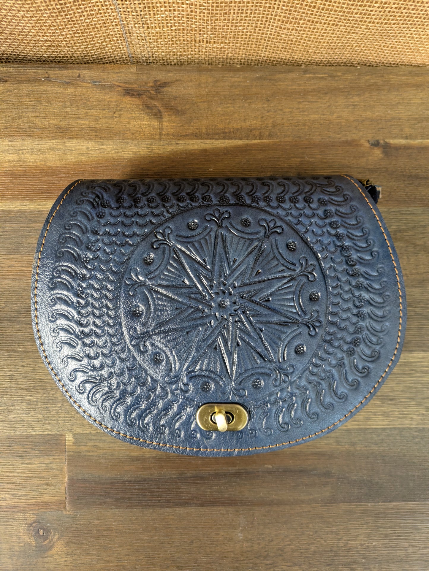 Die geprägte Satteltasche „Temara“ in Hellbraun