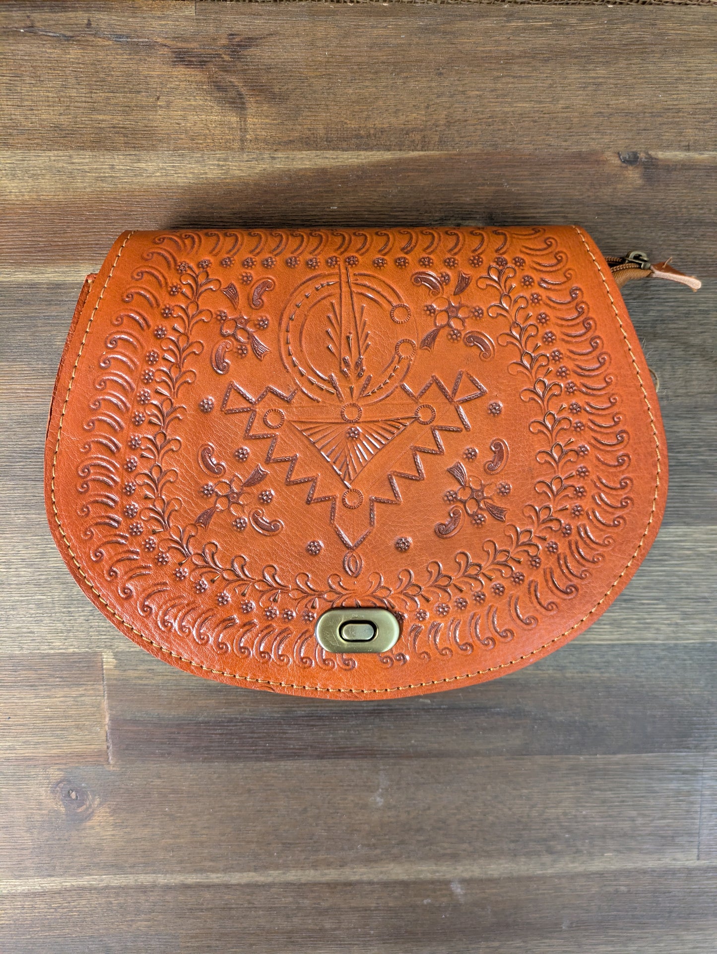 Die geprägte Satteltasche „Temara“ in Hellbraun