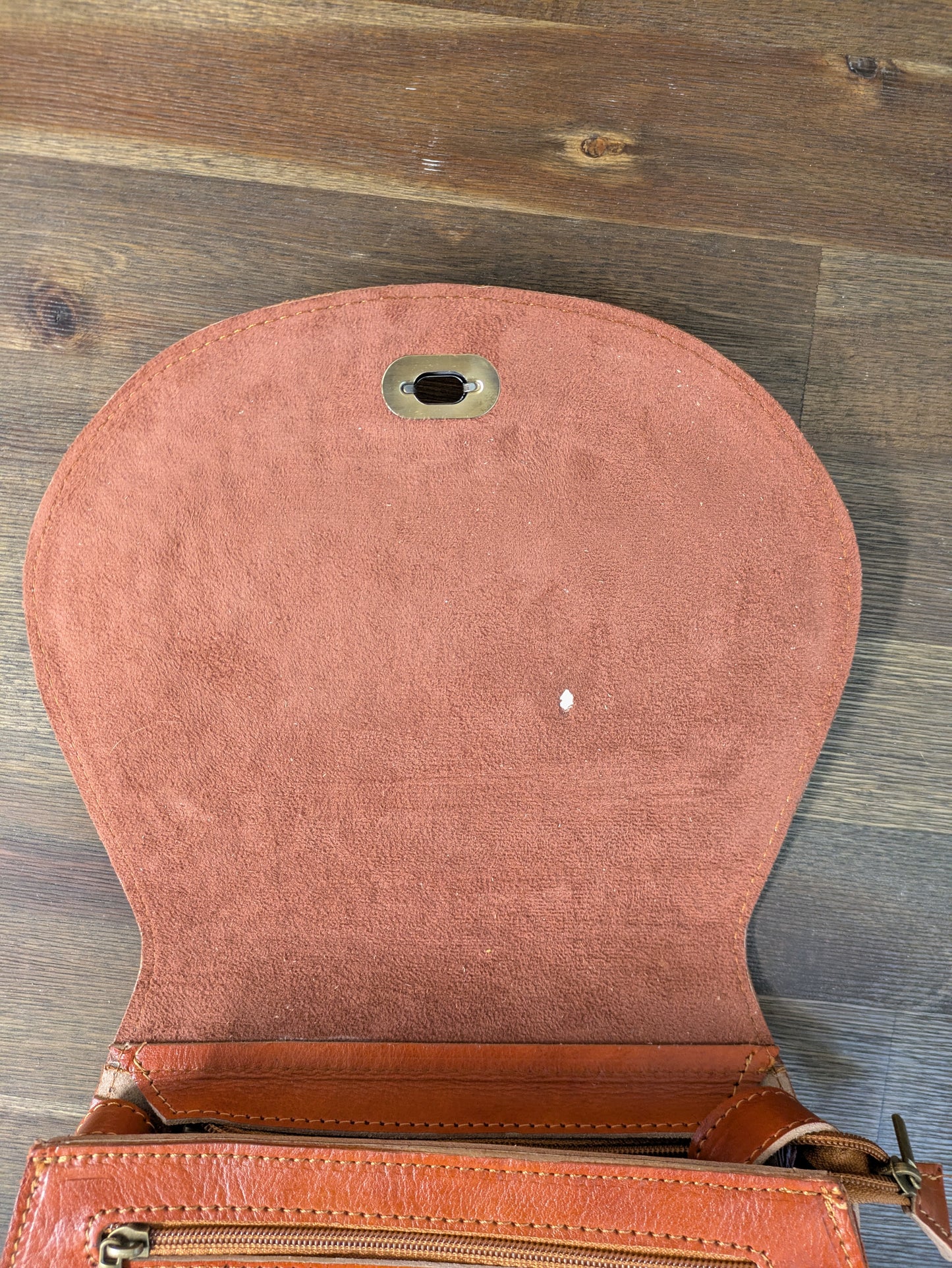 Die geprägte Satteltasche „Temara“ in Hellbraun