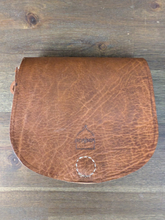 Zweitens - Die kleine Temara Halbmond-Satteltasche in Hellbraun