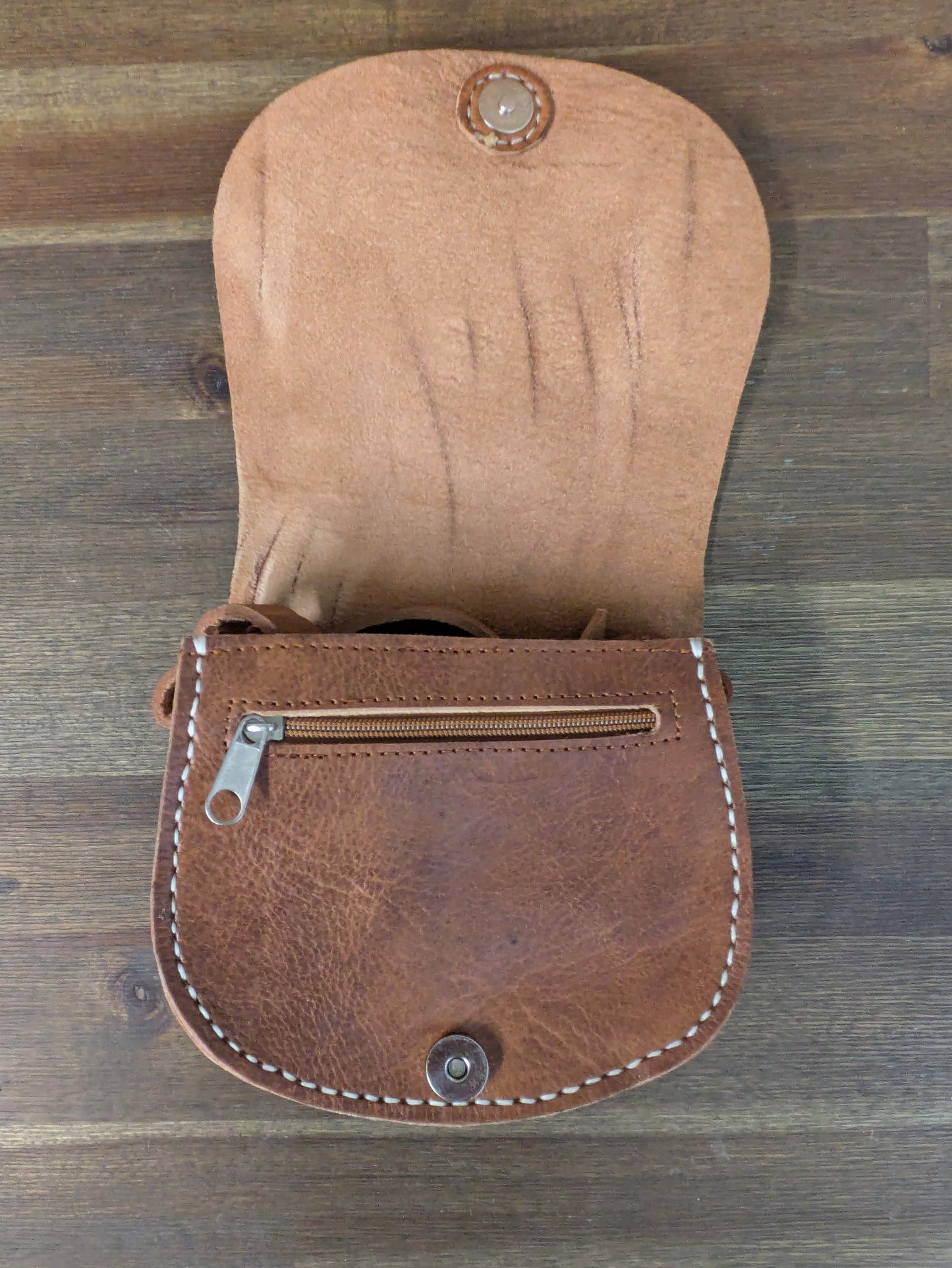 Zweitens - Die kleine Temara Halbmond-Satteltasche in Hellbraun